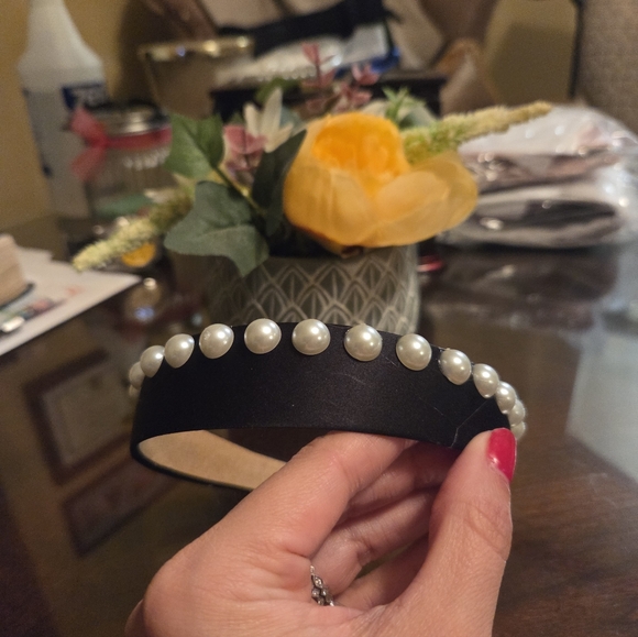 Handcrafted Elegant Black Pearl Headband - Picture 4 of 4